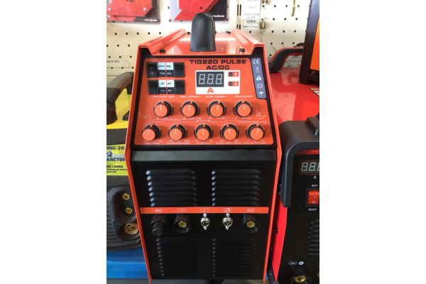 Фото 2 - Аргонная сварка Искра Industrial Line TIG 220 Pulse AC/DC